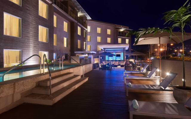 Отель Courtyard by Marriott Kingston, Jamaica вид на фасад