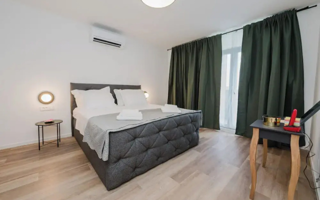 Koi Deluxe, Urban Two Bedroom Oasis