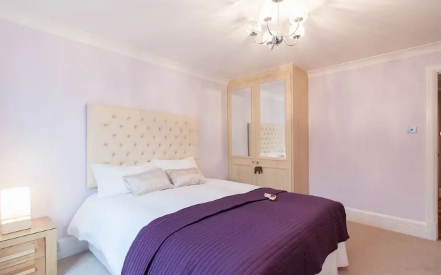 Canary Wharf Luxury River view apartment