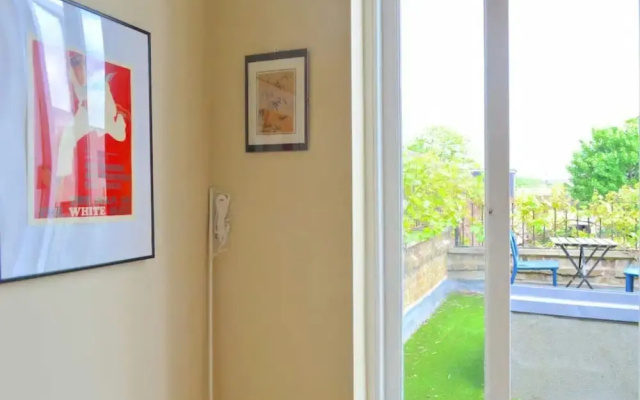 2 Bedroom Apartment With Roof Terrace in Camden