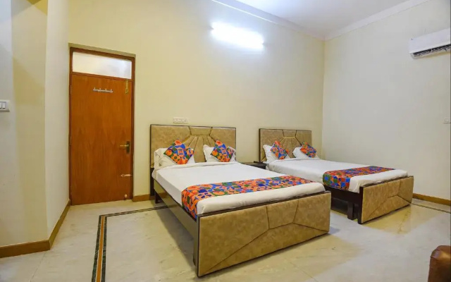 Fabexpress Ravikeerthis Service Apartment