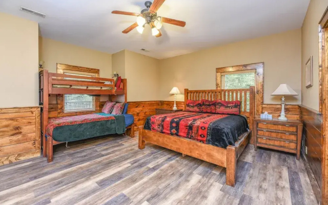 SmokyStays 6 Bedroom Cabin
