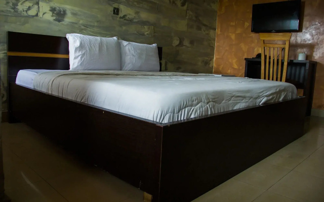 Glasshouse Hotel and Suites
