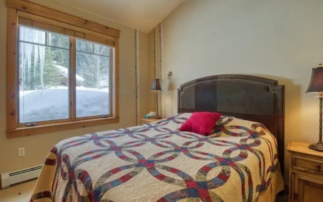 Private Family Friendly 2 Bedroom Townhome Located in East Keystone With Access to Free Shuttle Service