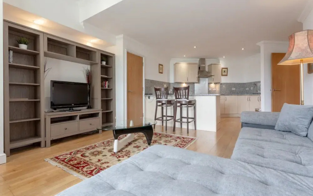 2 Bedroom Flat With Tower Bridge View
