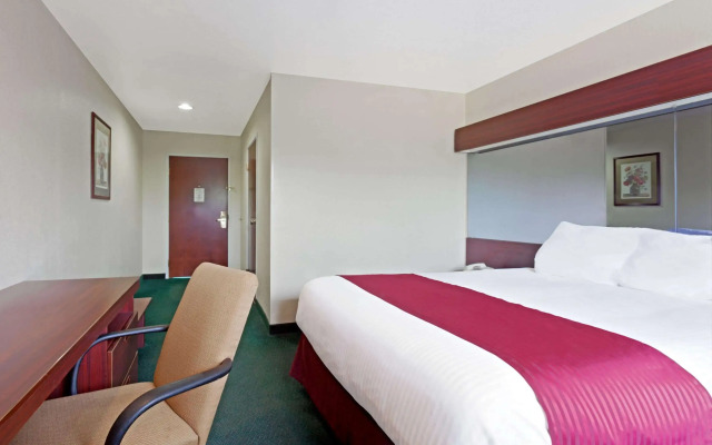 Days Inn & Suites by Wyndham Brandon Amphitheater