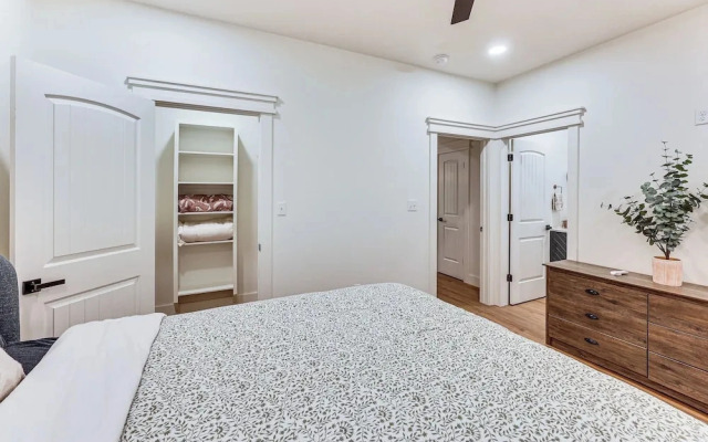 Near Trails & Town! Newly Built Mena Retreat