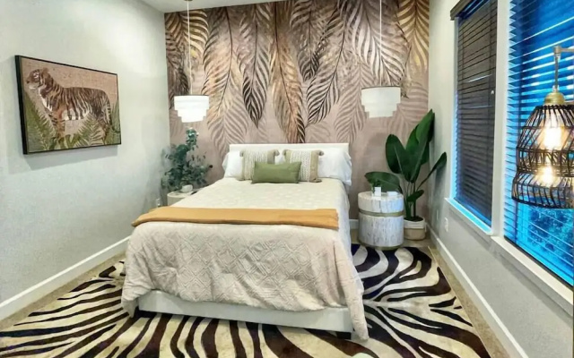 Posh Dtwn Midtown Home w Stunning Roof-topterrace