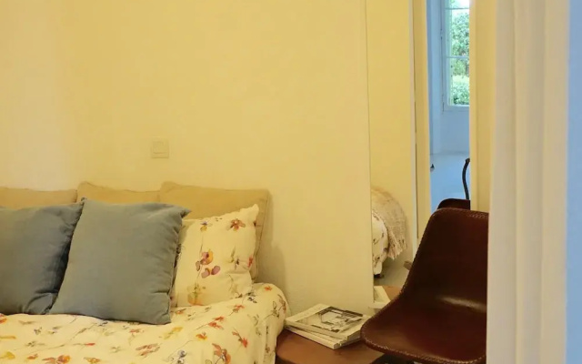 Fashionable House Flat with Garden