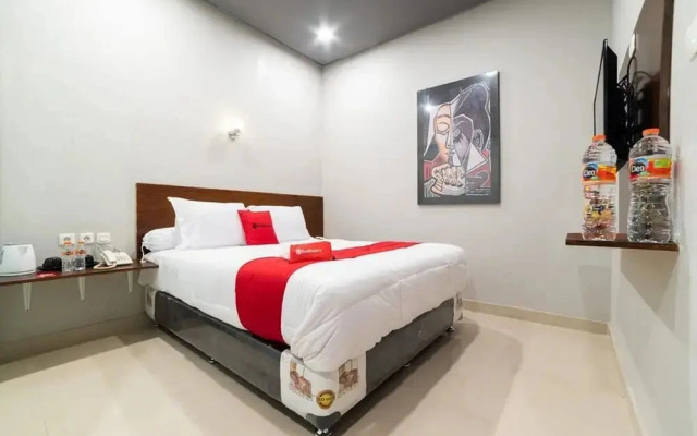 RedDoorz Plus @ Jalan Adam Malik Medan