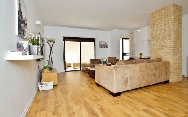 Amazing 3BR Garden Apt near Gordon Beach Израиль, Тель-Авив - отзывы, цены и фото номеров - забронировать отель Amazing 3BR Garden Apt near Gordon Beach онлайн комната для гостей