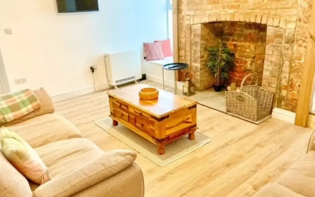 Stunning Renovated & Spacious 2 BR - 100m to Beach