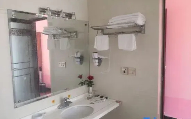 Yulong Changzheng Business Hotel
