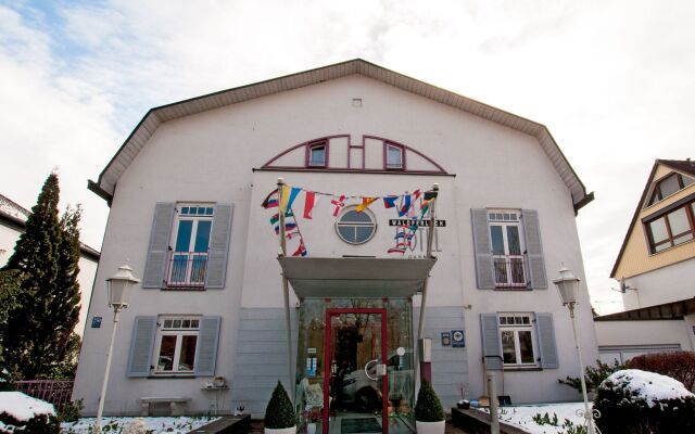Отель Villa Waldperlach Германия, Мюнхен - отзывы, цены и фото номеров - забронировать отель Villa Waldperlach онлайн вид на фасад