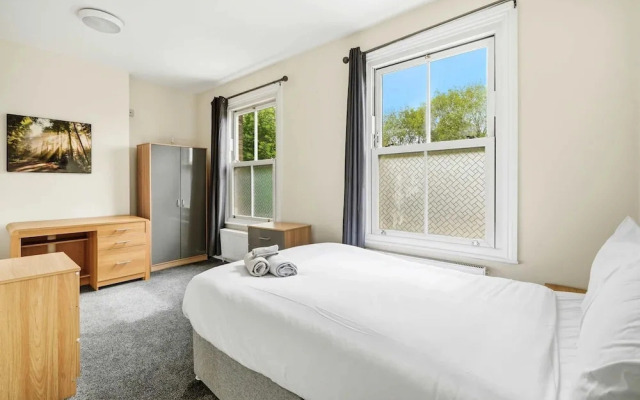Peaceful 4-bed Home in Aylesbury