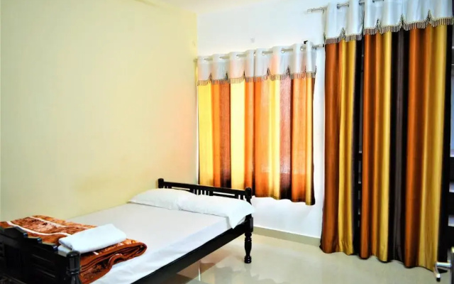 Pretty Garden View, 3BHK Furnished Flat near Kashi Vishwanath Temple