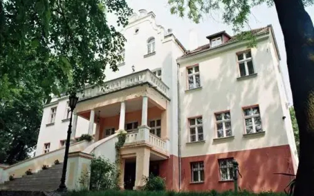 Pałac w Witosławiu ośrodek apifitoterapii "APIHERBA"