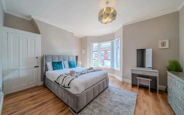 Sleeps 6 Spacious 3 Bed House w/ Free Parking