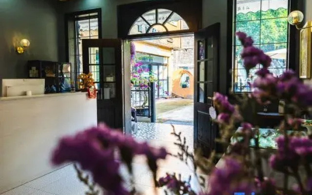 Xingyi Yunshang Garden Homestay (Wanfenglin Xiangchou Market)
