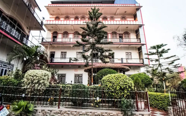 Oyo 28557 Hotel M V International
