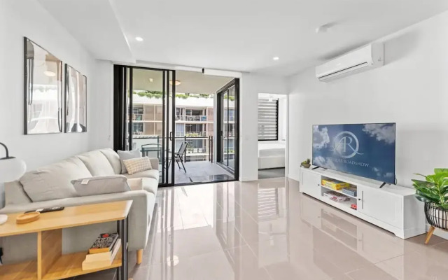 Stylish West End Stay With Rooftop Pool & BBQ