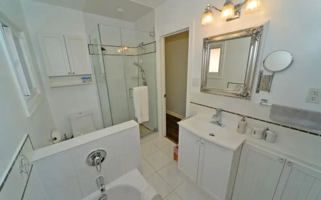 Toronto Luxury 2 BEDRM suite