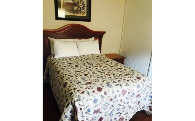 Town Line Inn