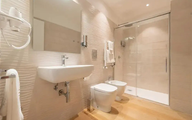 Six Luxury Room