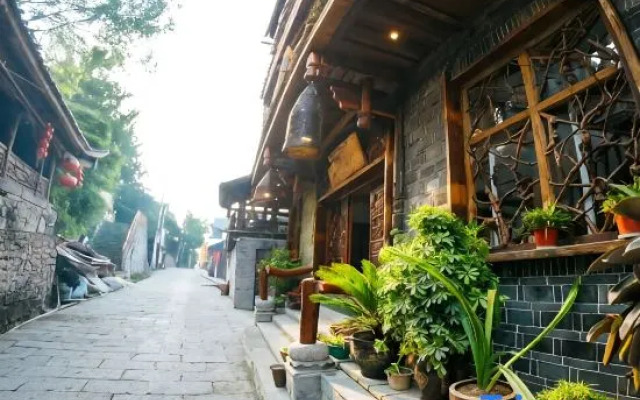 Hua Qianshu Inn (Furong Town Da Waterfall Branch)