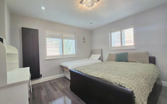 House - Sleeps 16, Parking, Pets Allowed & Jacuzzi