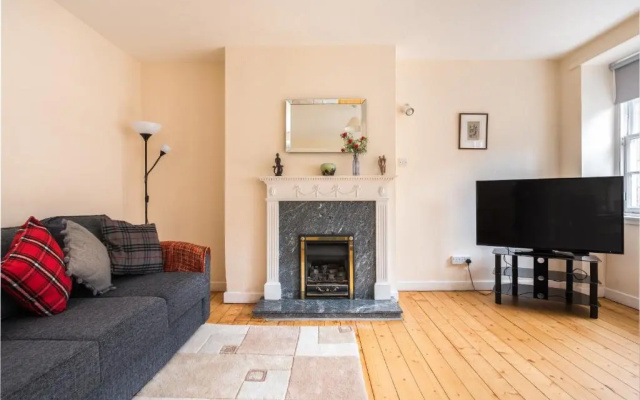 Sunny & spacious Royal Mile apt dating from 1677