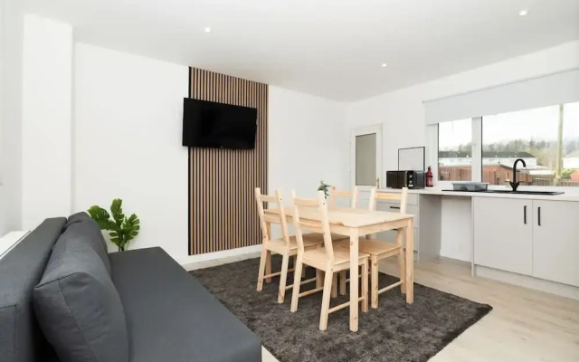 4 Bedrooms-2bath-free Parking