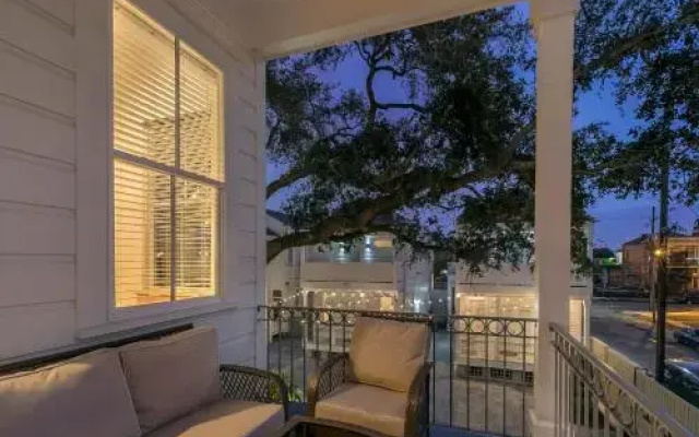 Spacious 3BR on Carondelet by Hosteeva