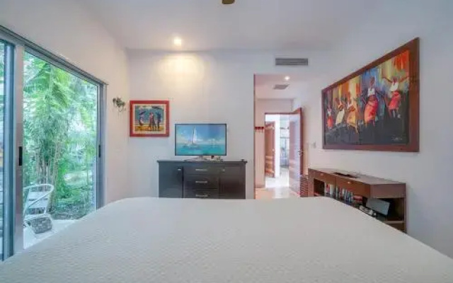 Beachside Retreat - Mujeres Bailando