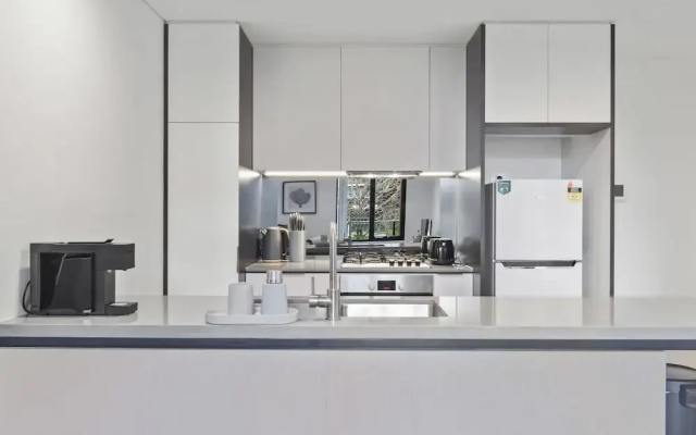 HomeHotel Walking Distance to Train & Westfield