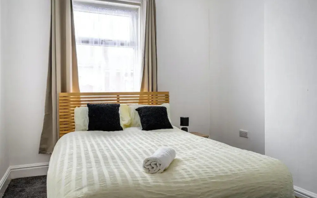 Seaside - House - Sleeps 10 - Parking - Garden