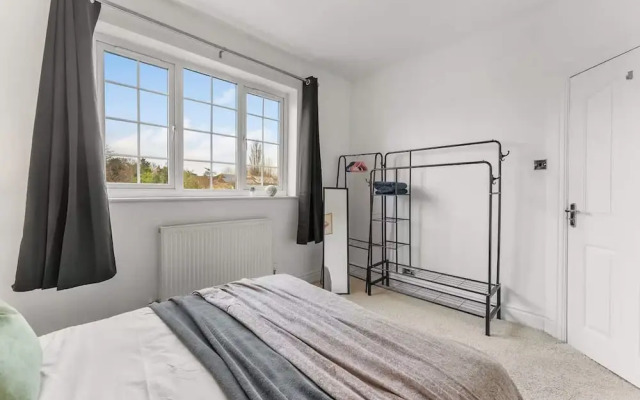 Perfect Booking 4 Bed Home in Cheltenham