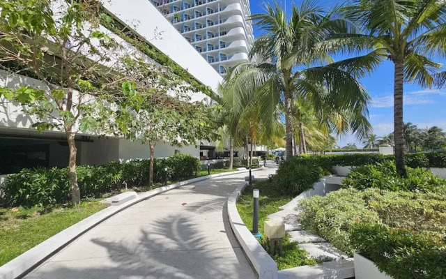 OYO 1143 The Emgrand Azure North