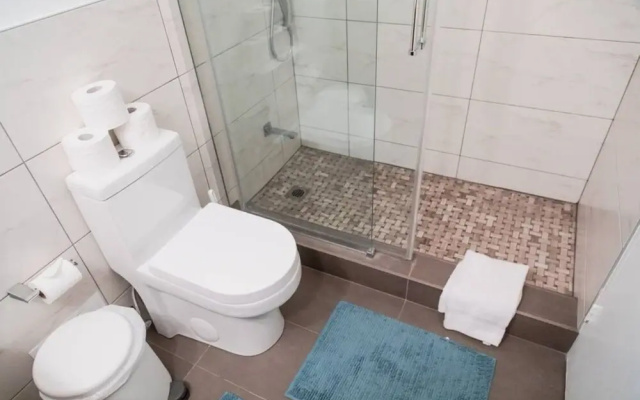 Spacious Family Condo In Swansea, Toronto