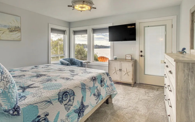 Waterfront PNW Escape w/ Deck & Beach Access!