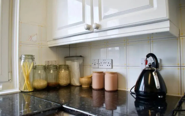 Lovely Spacious 2 Bedroom Flat by the Meadows