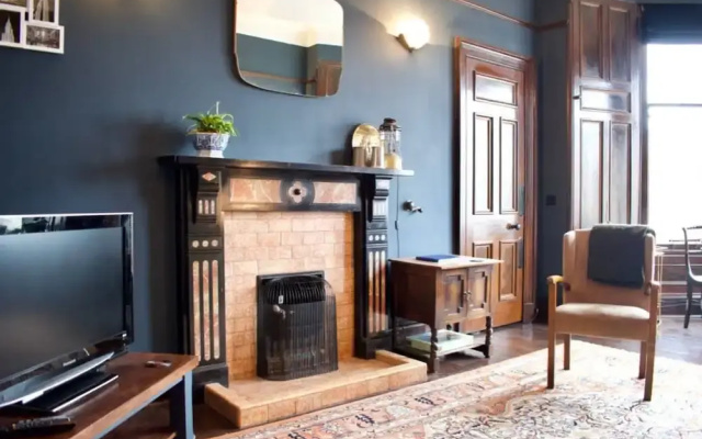 Bright & Spacious One Bedroom Flat Near Leith