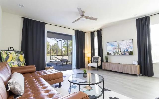 Elegant Townhome Near Themed Parks