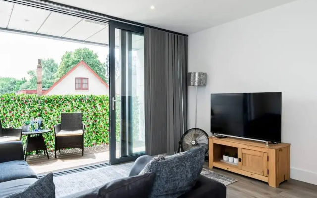 1-bed Apartment in Staines, Parking and Balcony