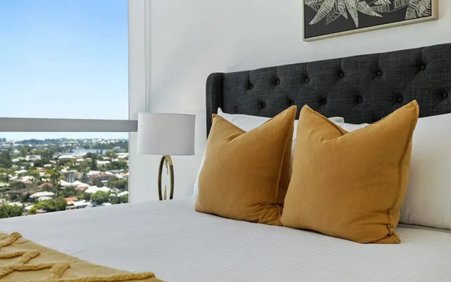 Executive 2-bed With Stadium View, Great Amenities