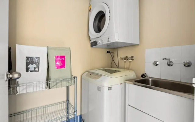 Spacious 2-bed Apartment Near Parramatta CBD