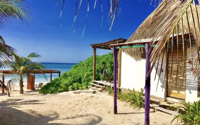Room in Bungalow - El Secrereto Ocean Front Cabin