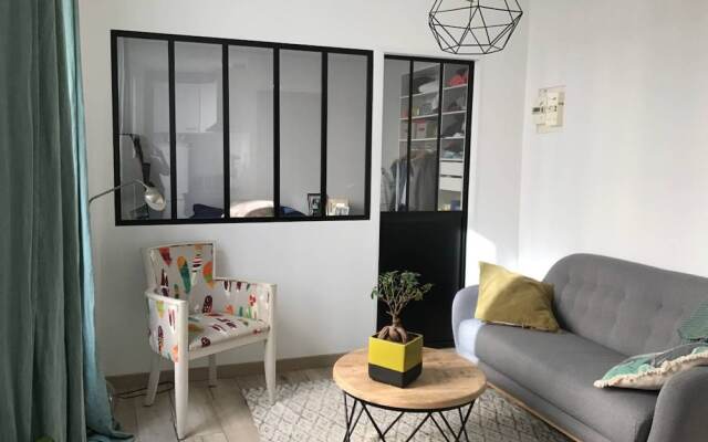 Апартаменты 1 Bedroom Apartment Near Sacré-cœur комната для гостей