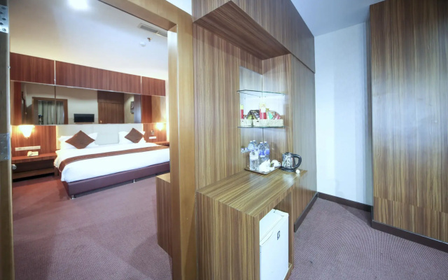 New Hollywood Hotel