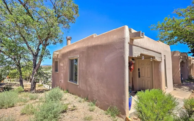 Traditional-style Adobe Casita - Walk to Dtwn